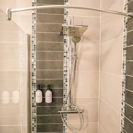 Luxueux-climatisation-3 Chambres-2sdb-garage -aj قرقشونه